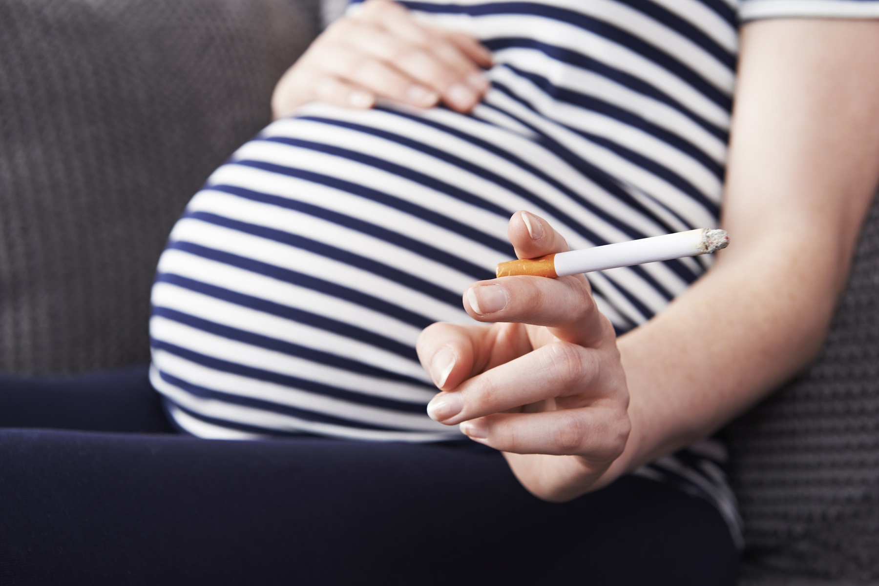 Gravid kvinde der ryger