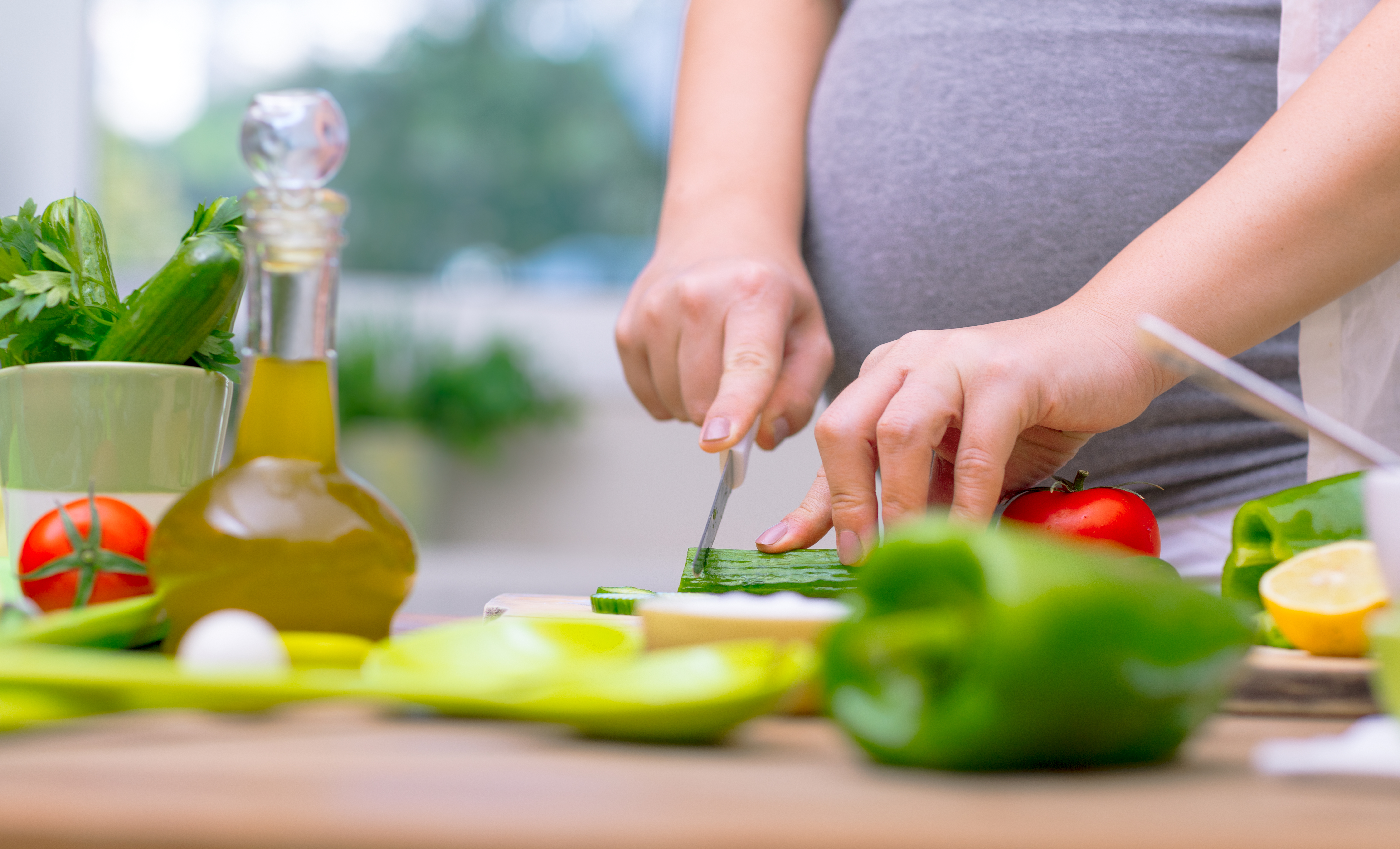 Gravid kvinder, der laver mad