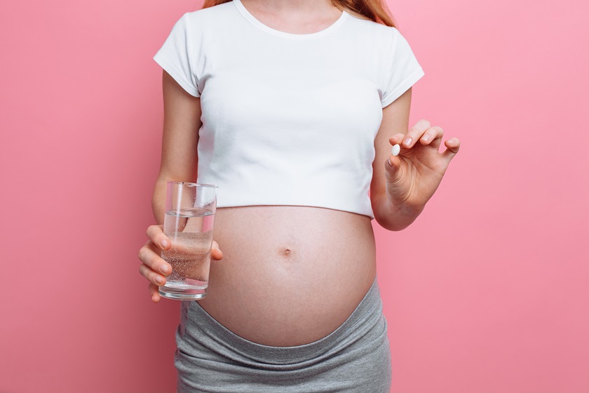 Gravid kvinde med antibiotikapille